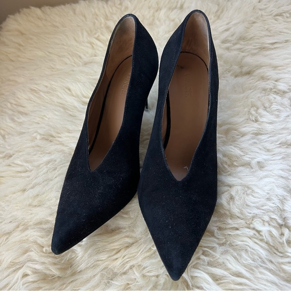 Elegant Black Suede Heels - Picture 4 of 8